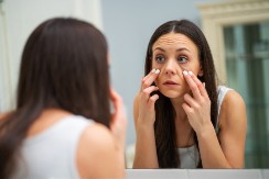 Brišu se kao gumicom, momentalno se vraća boja licu: Evo kako na prirodan način dotući podočnjake, ovo bi moglo da upali