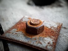 Ne može na silu: Samo ovako ćete uspeti da odvrnete zarđali šraf, majstor objasnio ceo postupak