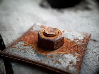 Ne može na silu: Samo ovako ćete uspeti da odvrnete zarđali šraf, majstor objasnio ceo postupak