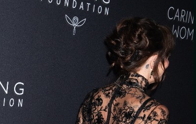 Mlađe joj slađe: Glumica bacila oko na pevača koga vole klinke, pokušali da se sakriju, ali kamera je bila brža