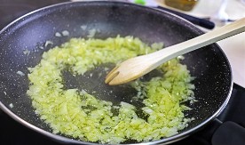 Iskusne domaćice znaju caku, kako da se luk "istopi"? Potpuno će se karamelizovati, neće smetati ni vašem stomaku