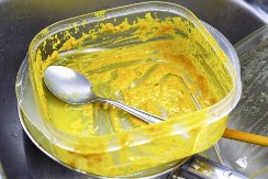 Zaboravite ribanje posuda od plastike: Trik sa papirom skida masnoću za 30 sekundi!