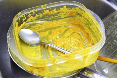 Zaboravite ribanje posuda od plastike: Trik sa papirom skida masnoću za 30 sekundi!