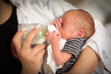 Ignorisala upozorenja i zarazila bebu: Svekrva poljubila dete i napravila pakao, "izgubila je pravo da ga ikad vidi"