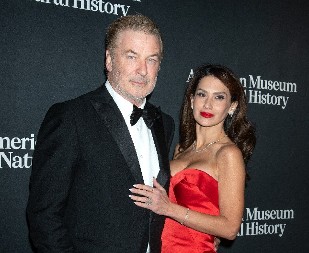 Kako je nije sramota? Ženu Aleka Boldvina razapeli na mrežama, a razlog je ćerkin autfit, pogledajte šta je obukla