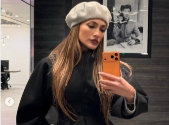 Zaboravite crne pantalone: Žene sada biraju ovu boju, izgleda elegantno, ide uz sve, a Dženifer je već nosi!