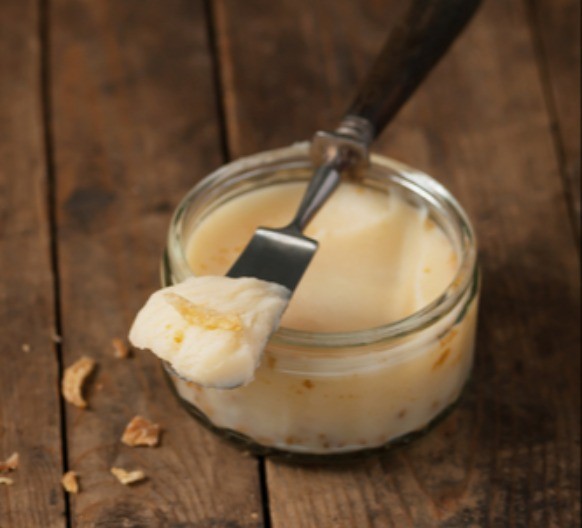 Zaboravljeno „oružje“ protiv kašlja: Svi jurimo skupe suplemente, a ova mast je nekad bila prva pomoć za pluća i prehladu