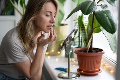 Usne su vam stalno ispucale? Uobičajena zimska pojava može biti rizik u najavi, doktori upozoravaju na ovo