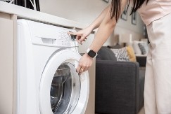 Odeća vam brzo dotraje? Greška nije u pranju, već u sušenju, ovo može da napravi katastrofu