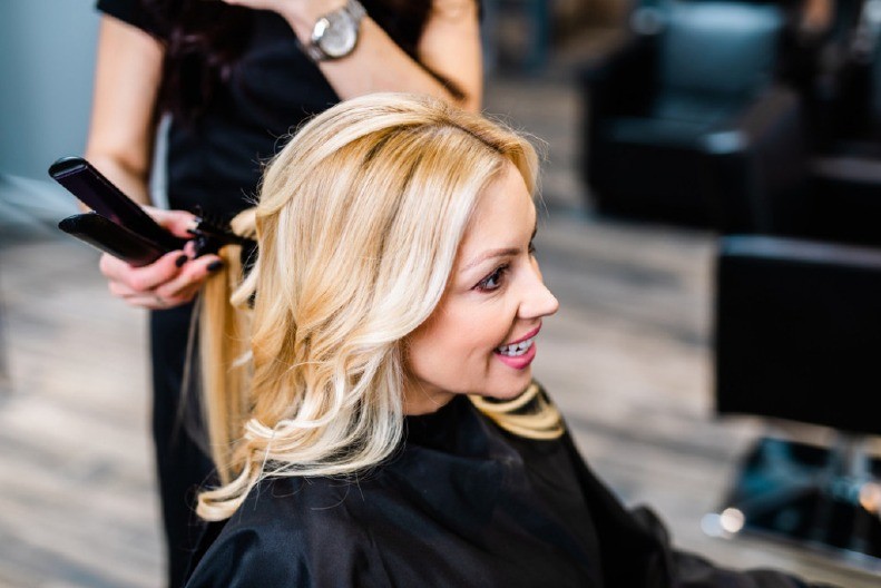 Plavušama stoji vrhunski, a tek brinetama i crnkama... ludilo: Frizura sa početka 2000ih se vratila, žene kod frizera počele da traže samo nju