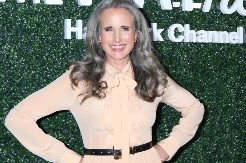 Vređaju je zbog sede kose, a nju nije briga: Glumica odbija da se farba, svi pričaju o njenom prkosu