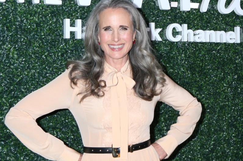 Vređaju je zbog sede kose, a nju nije briga: Glumica odbija da se farba, svi pričaju o njenom prkosu