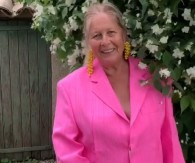 Svi biraju poznate, a on izabrao baku: Priča modnog dizajnera oduševila ceo svet