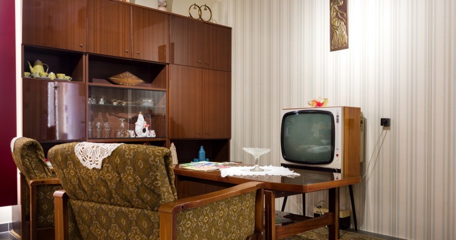 Ovako je izgledao svaki stan u Jugoslaviji: Svi gledaju u jedan detalj pored troseda, da li ste ga imali u kući?