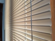 Kako očistiti PVC venecijanere? Bukvalno će se cakliti, sa ova 2 trika skinućete svu prljavštinu