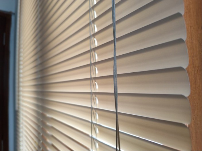 Kako očistiti PVC venecijanere? Bukvalno će se cakliti, sa ova 2 trika skinućete svu prljavštinu