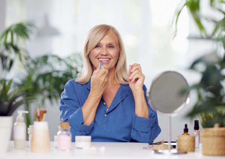 Šminka za žene iznad 50 godina: Trikovi koji brišu godine s lica, podmladiće vas očas posla!