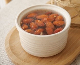 "Mislila sam da je normalno posle 40…": A onda je probala trik sa 4 badema i sve se promenilo