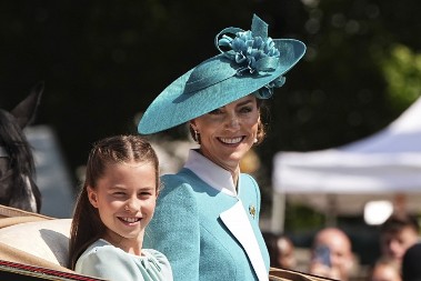 Želja svih devojčica: Evo kada će princeza Šarlot početi da nosi tijaru, neće čekati koliko i njena majka