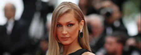 Okej, imamo haljinu godine! Bela Hadid sa rupama na zadnjici, sve se vidi, a izgleda brutalno