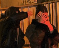 Gađala konobaricu tamponom, tukla obezbeđenje! Svastika slavnog pevača demolirala klub , sad ide u zatvor!