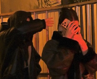 Gađala konobaricu tamponom, tukla obezbeđenje! Svastika slavnog pevača demolirala klub , sad ide u zatvor!