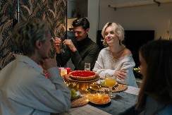 Svaki put posle ručka kod svekrve dobijala bolove u stomaku! Kad je zamenila tanjir sa mužem, usledio je ŠOK koji je rasturio brak!