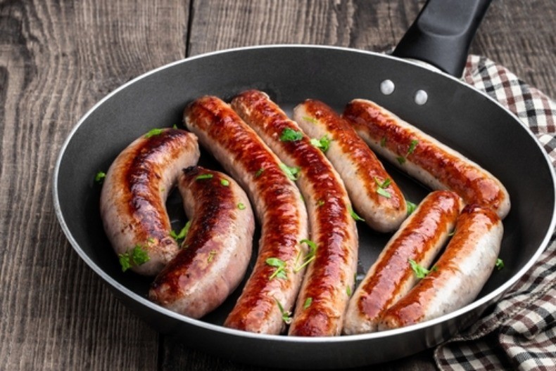 Profesionalni kuvari otkrivaju: 1 sastojak za sočne kobasice koje nikad ne pucaju