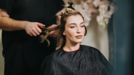 Vizuelno podiže jagodice i izdužuje vrat: Beograđanke manično traže ovu frizuru!