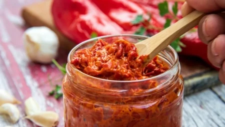 Otvorili ste ajvar i primetili ovo? Čak i ako normalno miriše, nemojte ga probati