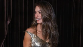 Zlato na njoj se presijava: Amal Kluni u nestvarnoj haljini sa resama očitala lekciju o glamuru!