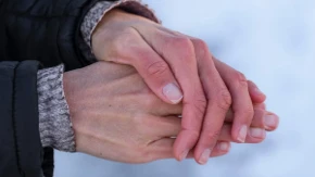 Jednostavno je, a niko ovo na njih ne stavlja, košta oko 300 dinara: Evo kako se neguju ruke tokom hladnih dana, ne pucaju uopšte