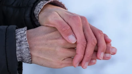 Jednostavno je, a niko ovo na njih ne stavlja, košta oko 300 dinara: Evo kako se neguju ruke tokom hladnih dana, ne pucaju uopšte