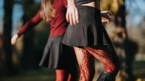 Crvene i bordo čipkane čarape će od danas nositi i ko neće: Ako ne smete na golu nogu, evo načina da izgledate jako dobro, a ništa nije provokativno