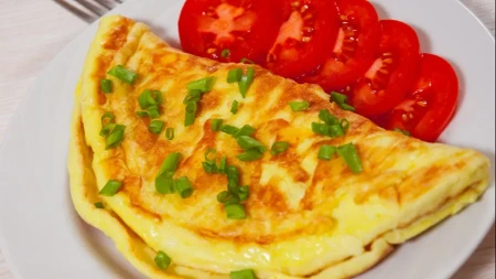 Omlet kao iz restorana: Kuvari rade jednu stvar zbog koje ispadne neverovatno mekan