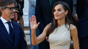 Gde god se pojavi, ona održi po jednu modnu lekciju: Spoj pantalona sa efektnom bluzom kraljice Leticije svaka žena u Srbiji može da iskopira