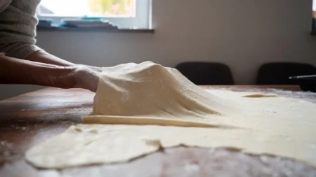 Mogu da ga razvlače i oni koji to nikada nisu radili: Kako da testo za pitu ne puca, ovaj sastojak pravi da bude baš, baš elastično