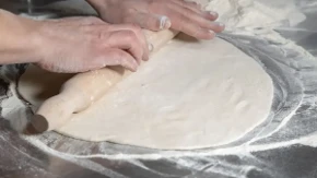 Toliko tanko da se kroz njega vidi sto: Ovako se pravi vučeno testo za domaće pite i burek (VIDEO)