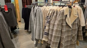 Ovaj kaput se prodaje kao alva: Jedan detalj učinio ga je najpoželjnijim modelom sezone!