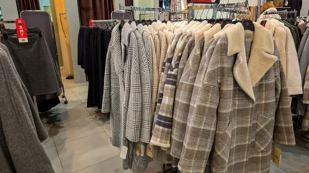 Ovaj kaput se prodaje kao alva: Jedan detalj učinio ga je najpoželjnijim modelom sezone!