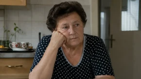Dužni ste mi! Majka (67) traži od ćerke i sina da joj mesečno uplaćuju ovu sumu, oni kažu da je poludela, sad ratuju u kući