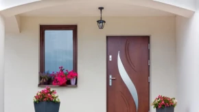 Ružno je, bolje nemojte: Sklonite ovo sa ulaznih vrata, ne izgleda lepo