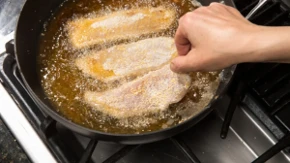 Pohovana riba vam uvek upije mnogo ulja? Pogledajte šta Grci dodaju u smesu pre prženja