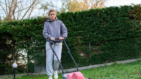 Baštovani savetuju da sada pospete travnjak jednim preparatom: Koren će biti jači, a trava zelenija posle zime
