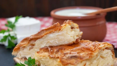 Bez oklagije i kora: Lažna pita sa sirom skinula gibanicu sa trona!
