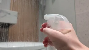 Kako da tuš kabina bude čista bez sumanutog ribanja? Samo napraskajte ovo posle tuširanje, skida sve + miriše