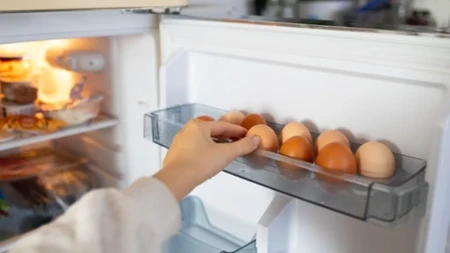 Mislite da su jaja bezbedna u vratima frižidera? Stručnjaci objašnjavaju zašto grešite