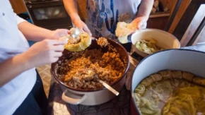 Koliko pirinča i luka ide na 1 kg mesa? Ova mera garantuje sarmu za pamćenje!