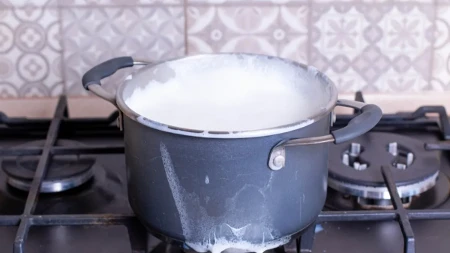 Mleko vam iskipi čim okrenete leđa? Pre nego što ga sipate u šerpu, uradite jednu stvar i zaboravite na zagorelo dno