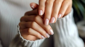 Od ponoćnoplave do mlečne mauve: Boje koje će obeležiti oktobarski manikir